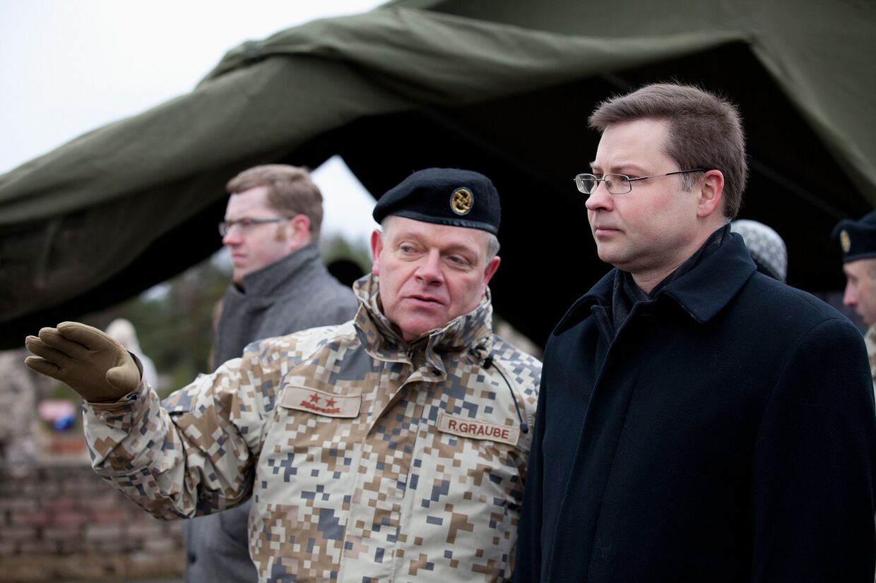 Премьер-министр Латвии Валдис Домбровскис и командующий Национальными вооруженными силами Латвии Раймондс Граубе