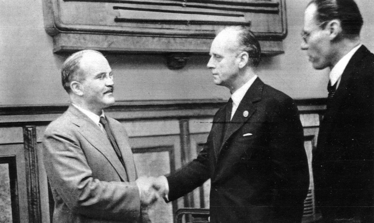 Молотов и Риббентроп после подписания советско-германского договора о дружбе и границе между СССР и Германией
