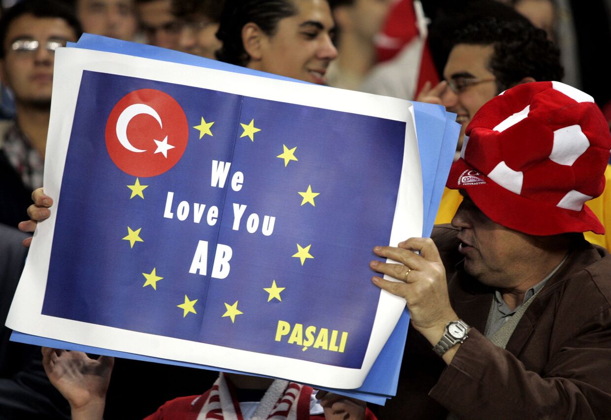 Турецкие футбольные фанаты с транспарантом, на котором написано: «Мы любим тебя, ЕС»