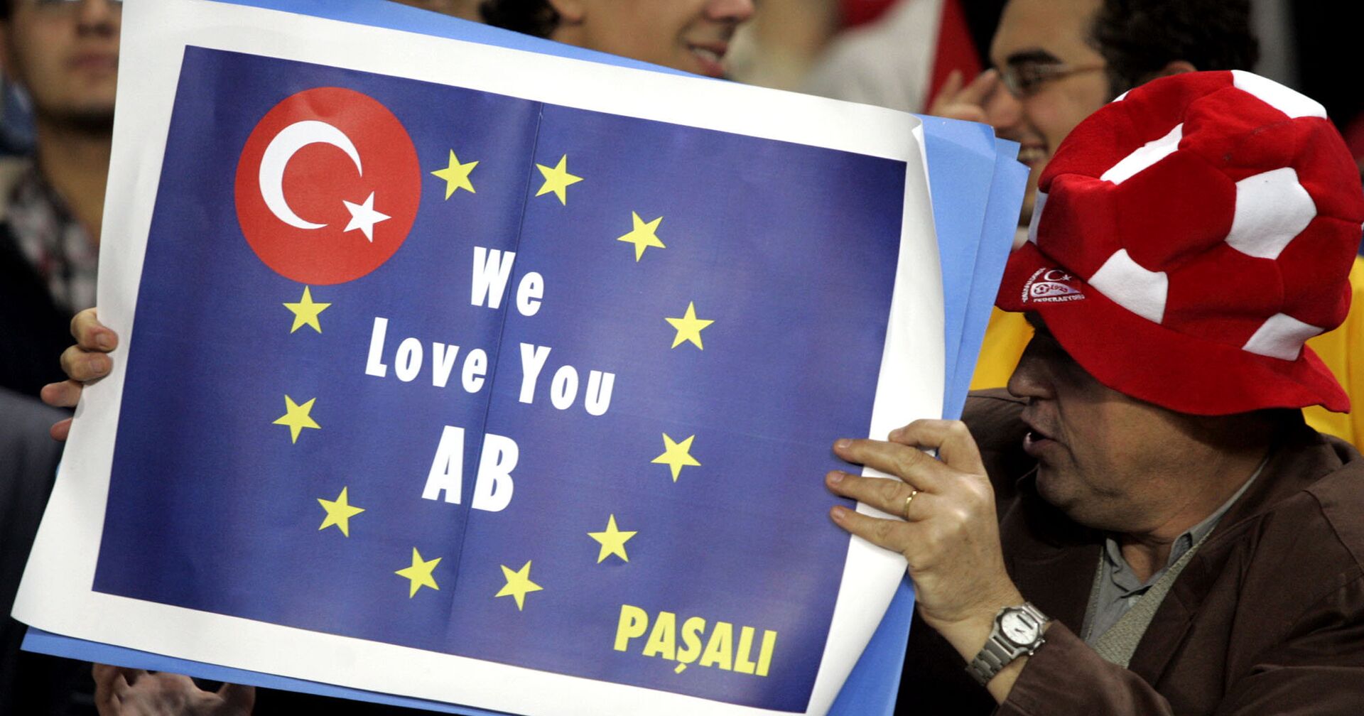 Турецкие футбольные фанаты с транспарантом, на котором написано: «Мы любим тебя, ЕС» - ИноСМИ, 1920, 30.06.2021