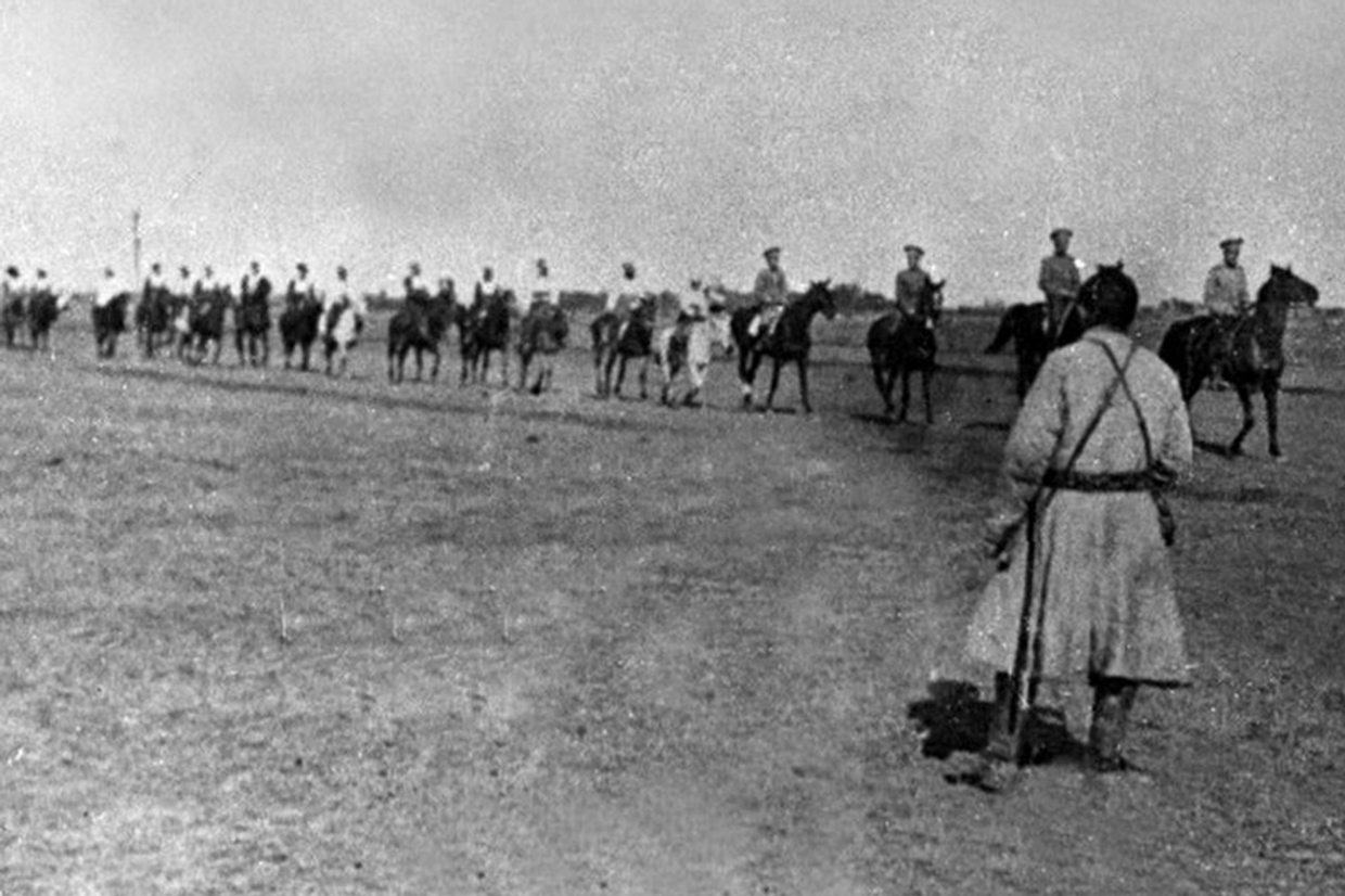 Солдаты Российской империи в казахской степи в 1916 году.
