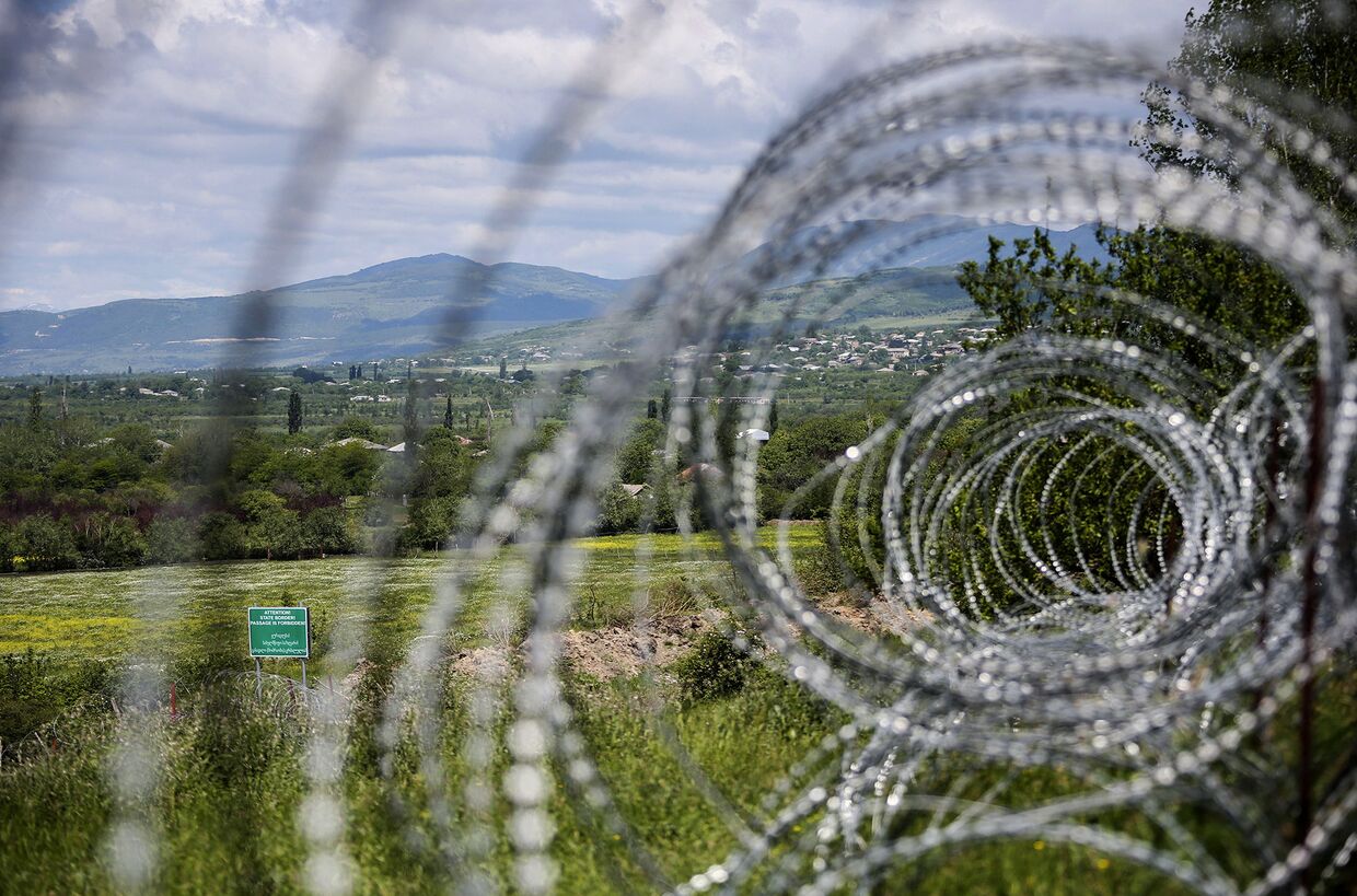 Забор из колючей проволоки на границе Грузии и Южной Осетии