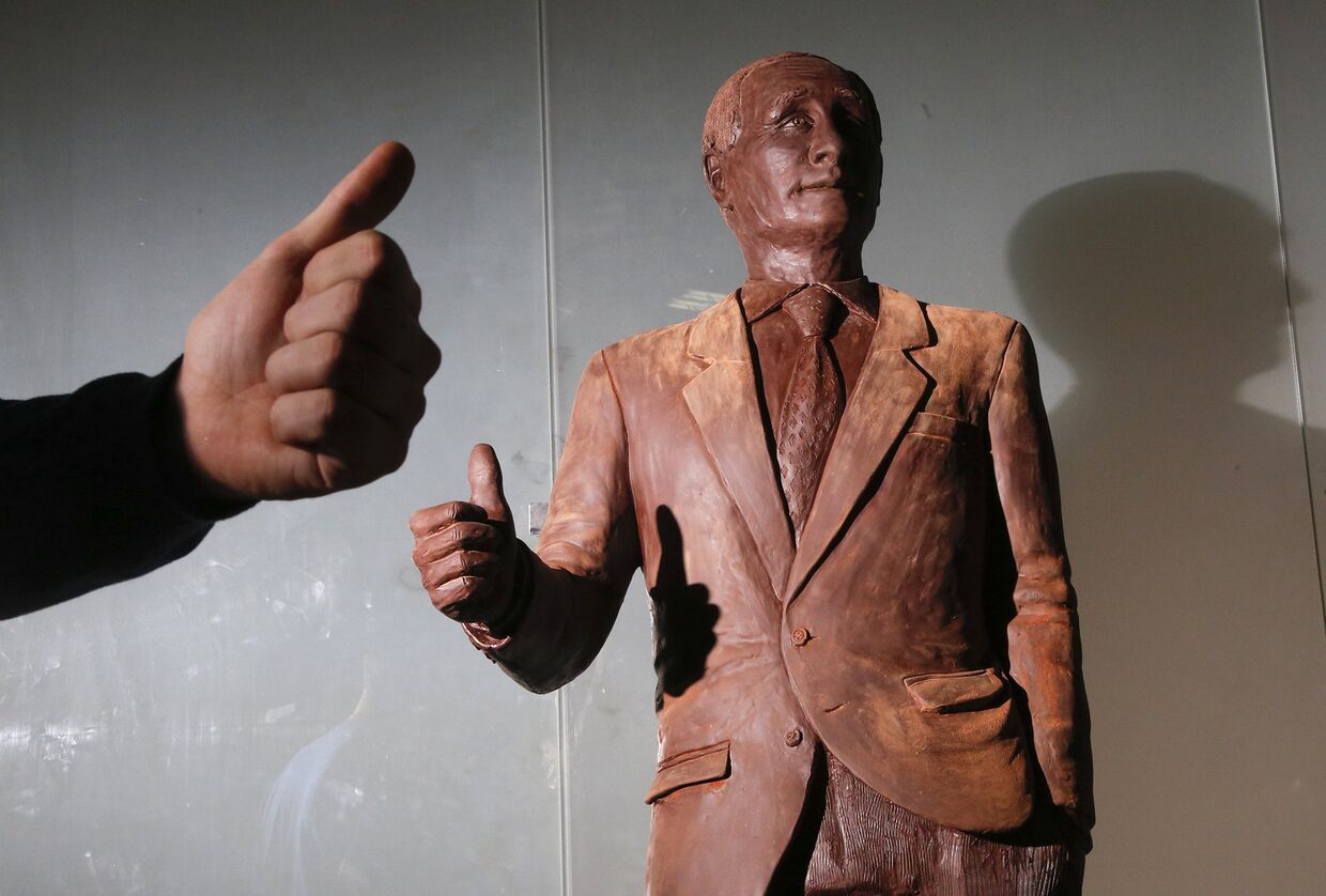 Шоколадная статуя президента РФ Владимира Путина
