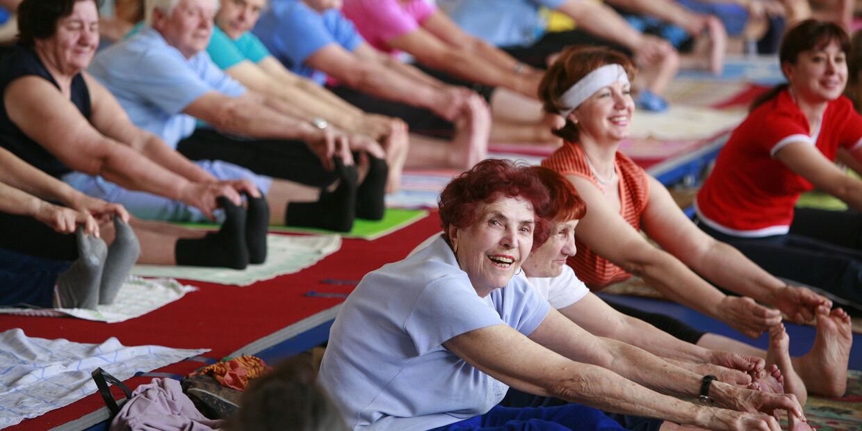 Люди пожилого возраста занимаются хатха-йогой в академии здорового образа жизни в Ставрополе