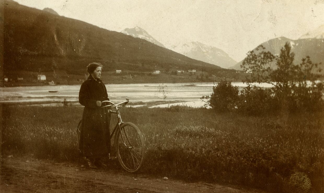 Девушка с велосипедом за пределами Тромсе