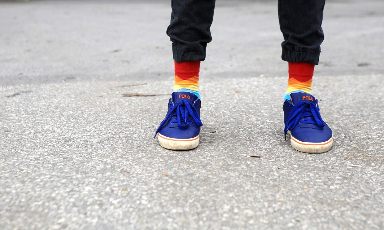 Человек в цветных носках во время гей-парада в Ханое