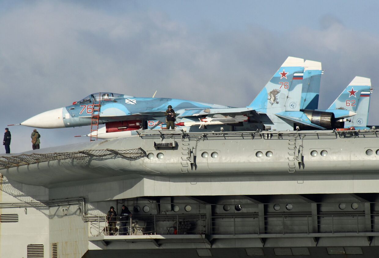 Самолеты Су-33 на борту тяжёлого авианесущего крейсера «Адмирал Флота Советского Союза Кузнецов»