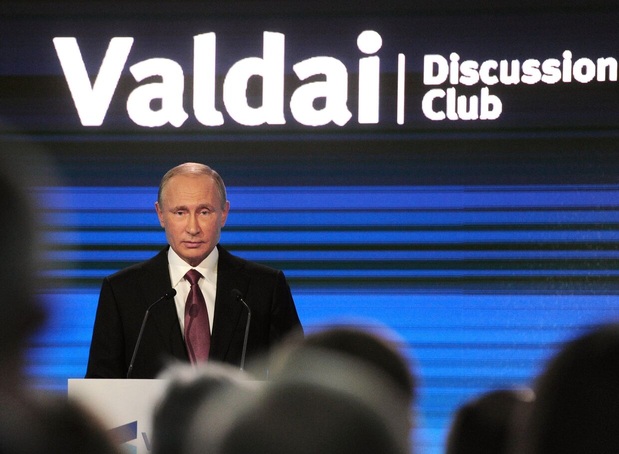 Президент РФ Владимир Путин выступает на итоговой пленарной сессии XIII ежегодного заседания Международного дискуссионного клуба «Валдай» в Сочи