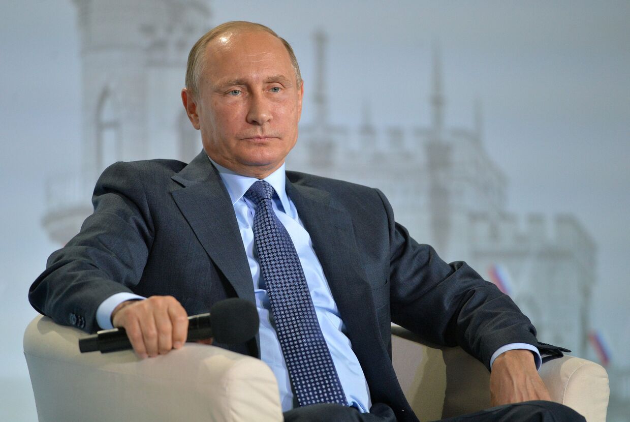 Президент РФ Владимир Путин на пленарном заседании регионального Форума действий Общероссийского народного фронта в Ялте. 26 октября 2016