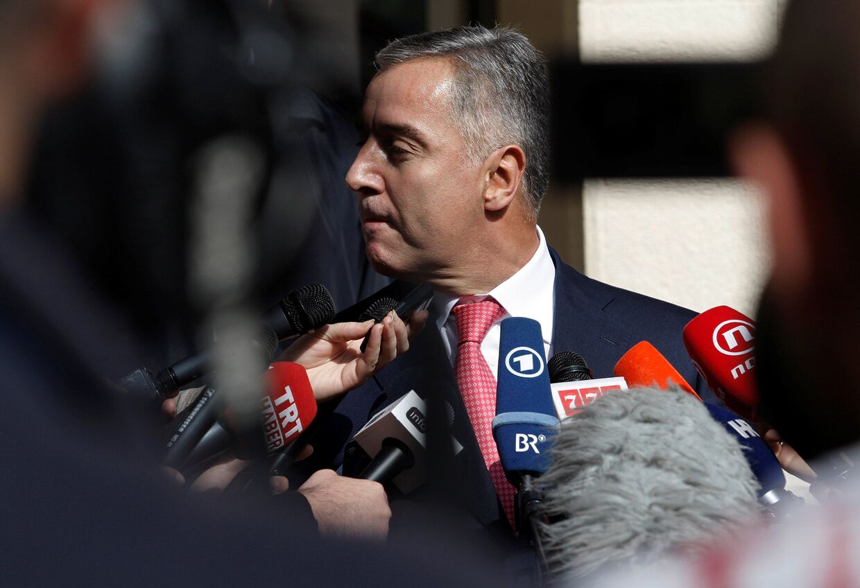 Премьер-министр Черногории Мило Джуканович выступает перед СМИ