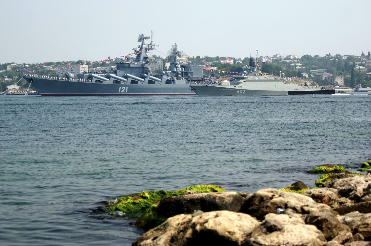 Гвардейский ракетный крейсер «Москва» и малый ракетный корабль «Зеленый Дол»