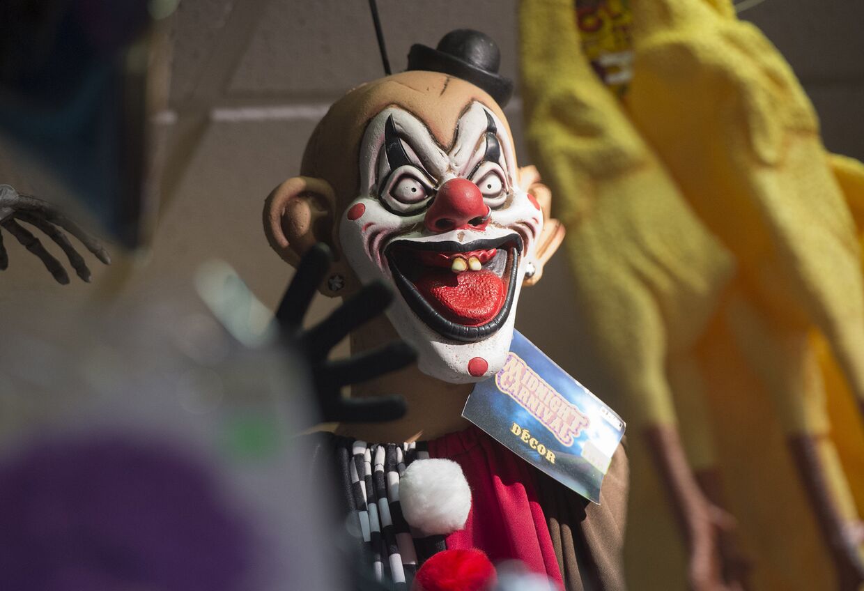 Маска страшного клоуна в одном из магазинов в Арлингтоне