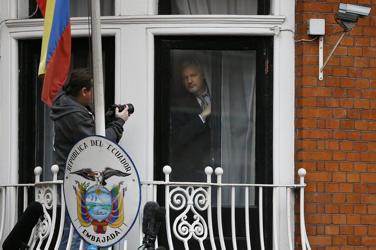 Основатель WikiLeaks Джулиан Ассанж в окне посольства Эквадора в Лондоне