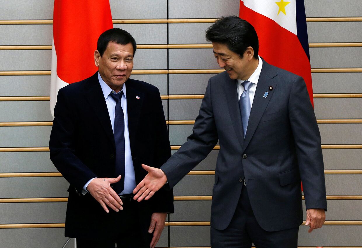 Президент Филиппин Родриго Дутерте и премьер-министр Японии Синдзо Абэ