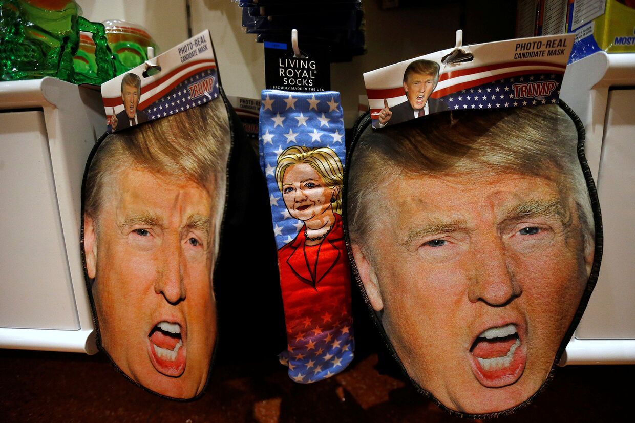 Маски, изображающие Дональда Трампа и носки с изображением Хиллари Клинтон