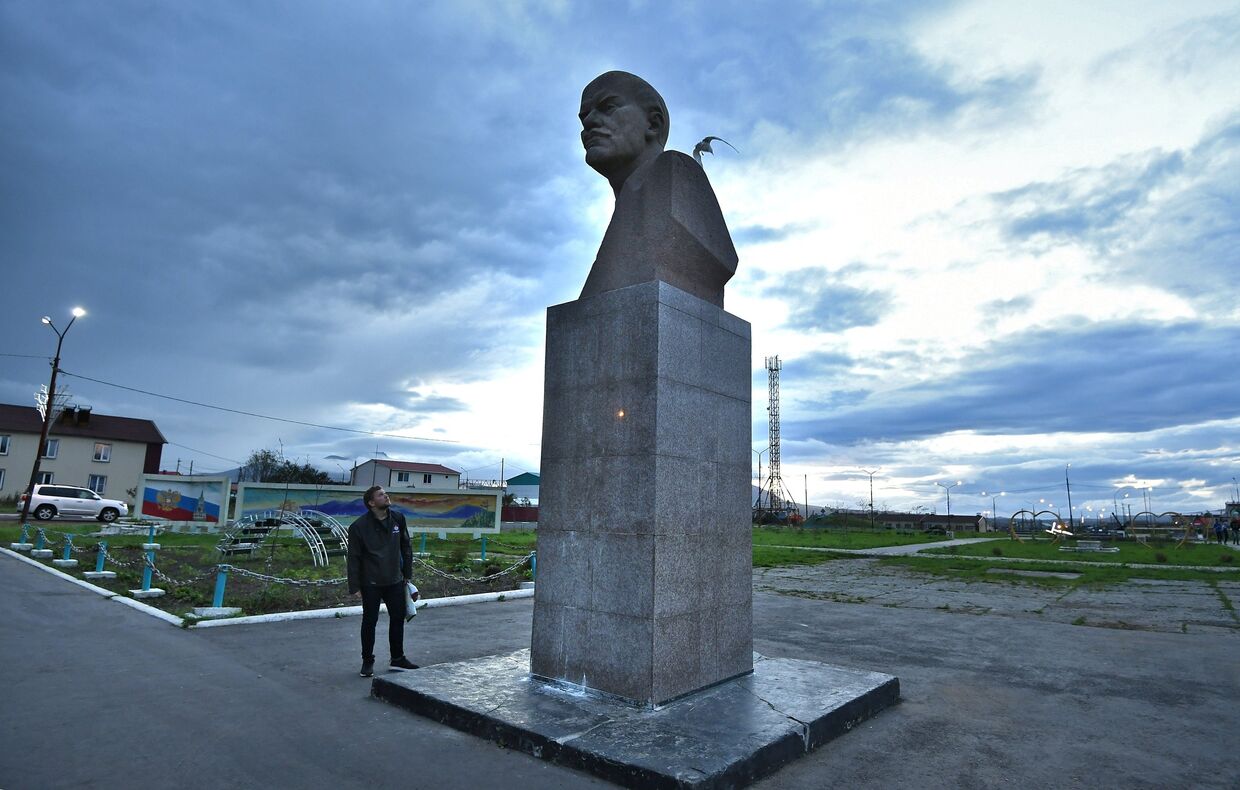 Памятник Ленину на центральной площади Южно-Курильска на острове Кунашир Большой Курильской гряды