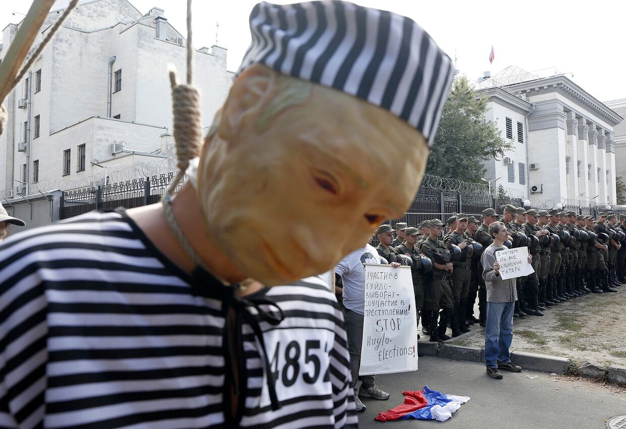 Кукла, изображающая российского президента Владимира Путина на виселице во время акции протеста перед посольством России в Киеве