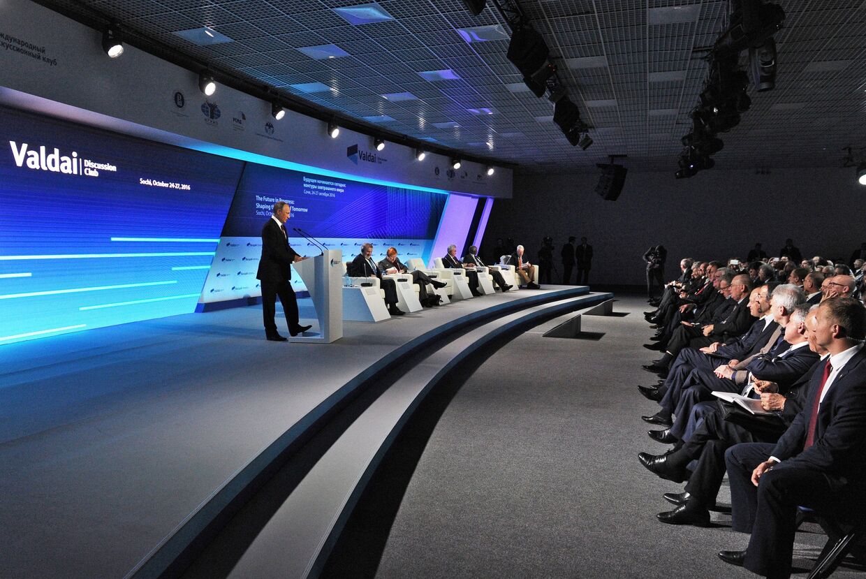 Президент РФ Владимир Путин выступает на итоговой пленарной сессии XIII ежегодного заседания Международного дискуссионного клуба «Валдай»