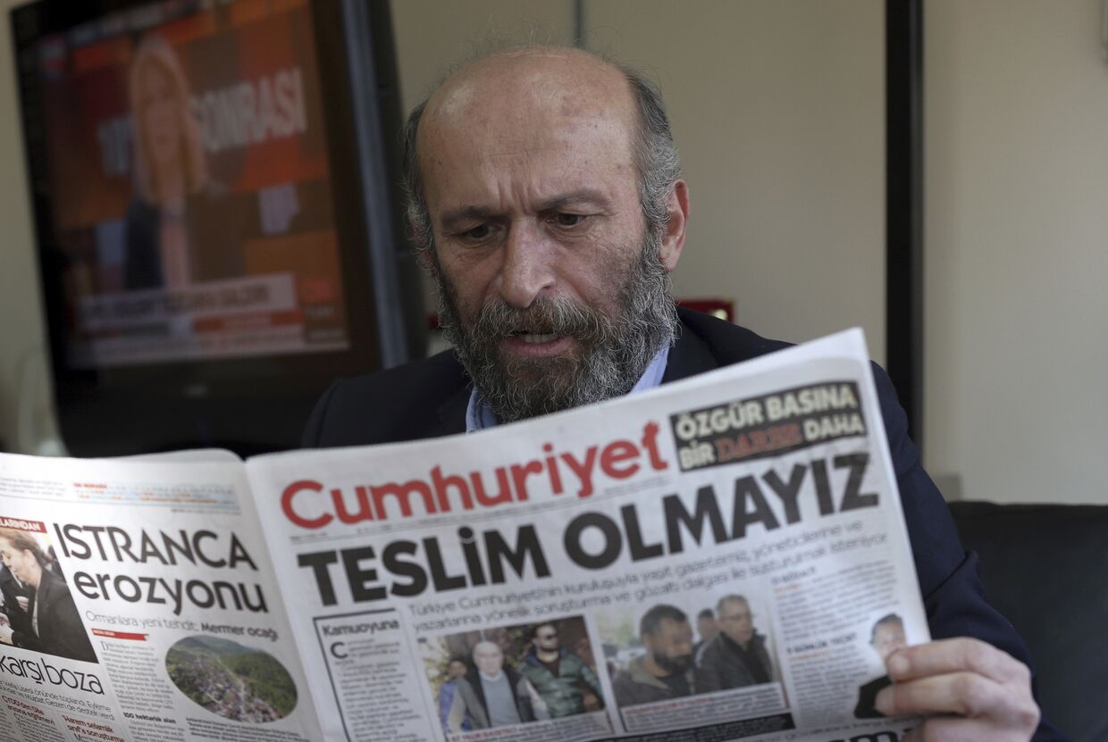 Шеф бюро Cumhuriyet Эрдем Гюль в Анкаре с последним выпуском газеты, заголовок гласит «Мы не сдадимся»