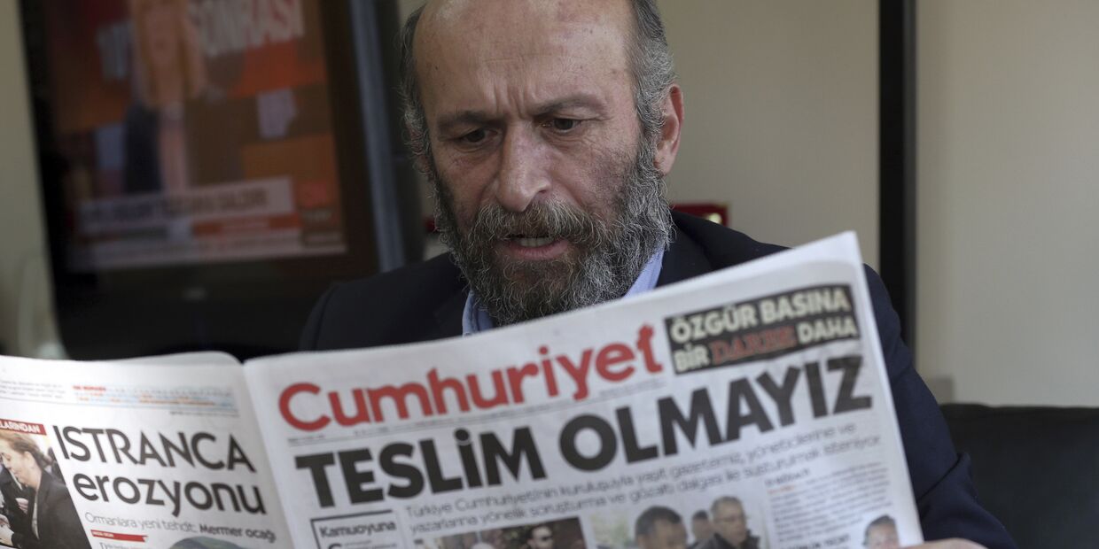 Шеф бюро Cumhuriyet Эрдем Гюль в Анкаре с последним выпуском газеты, заголовок гласит «Мы не сдадимся»