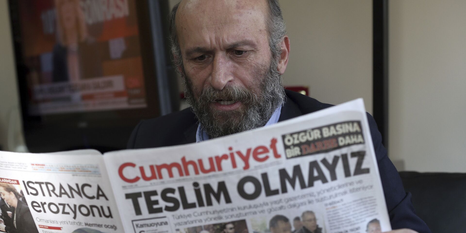 Шеф бюро Cumhuriyet Эрдем Гюль в Анкаре с последним выпуском газеты, заголовок гласит «Мы не сдадимся» - ИноСМИ, 1920, 20.04.2026