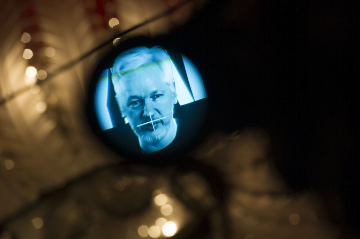 Основатель WikiLeaks Джулиан Ассанж во время видеобращения