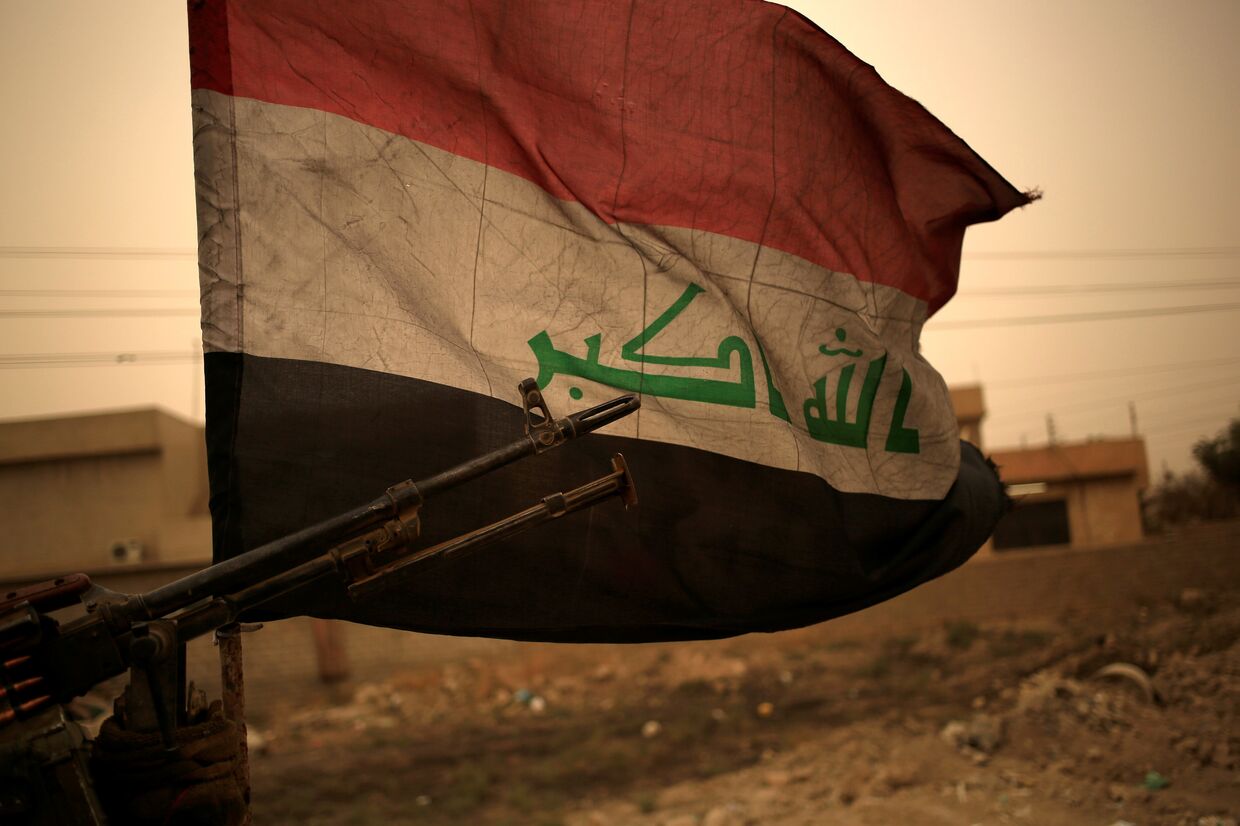 Иракский флаг во время операции против ИГ в Барталле к востоку от Мосула