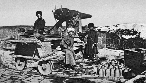 Русские солдаты на привале около боевого орудия Русские солдаты на привале около боевого орудия