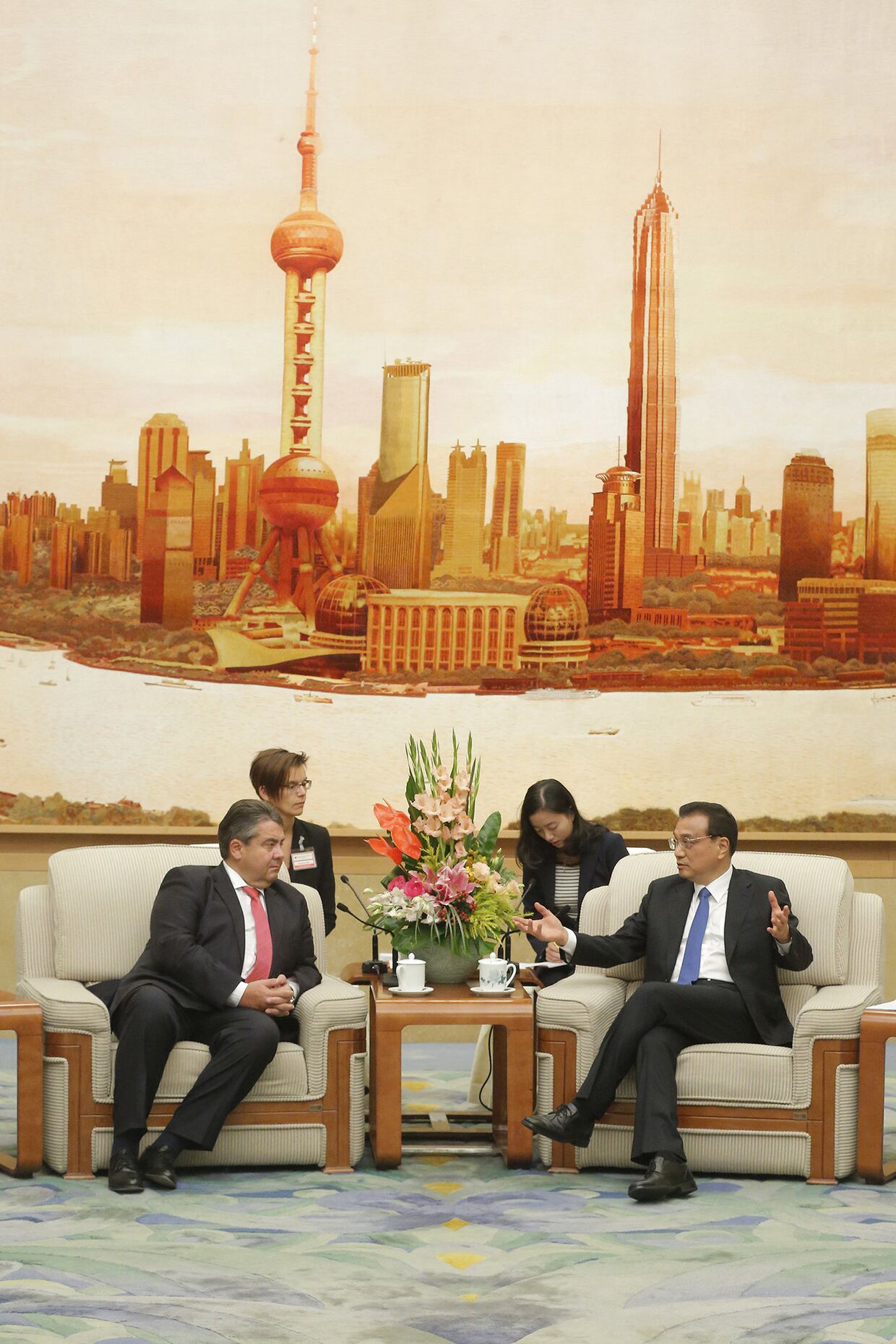 Министр экономики и энергетики ФРГ Зигмар Габриэль и премьер-министр КНР Ли Кэцян