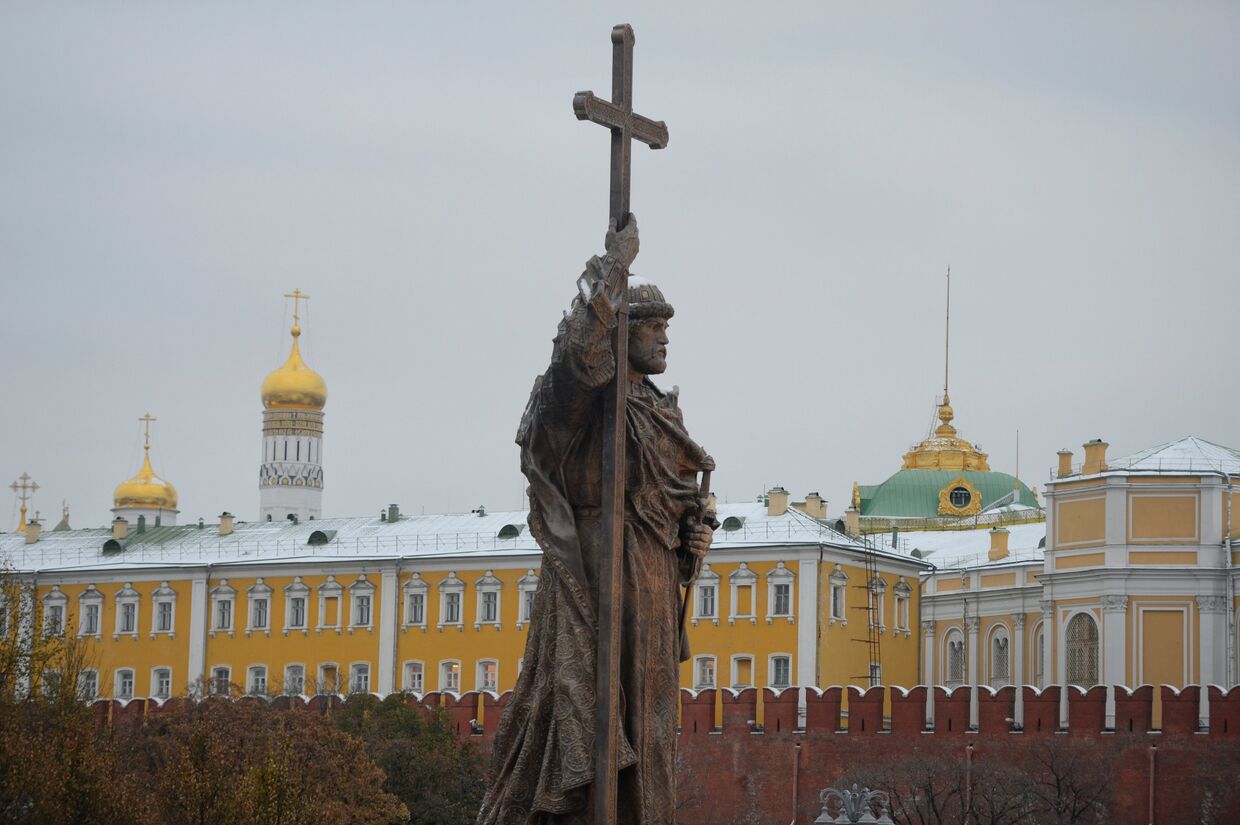 Памятник святому равноапостольному князю Владимиру на Боровицкой площади в Москве