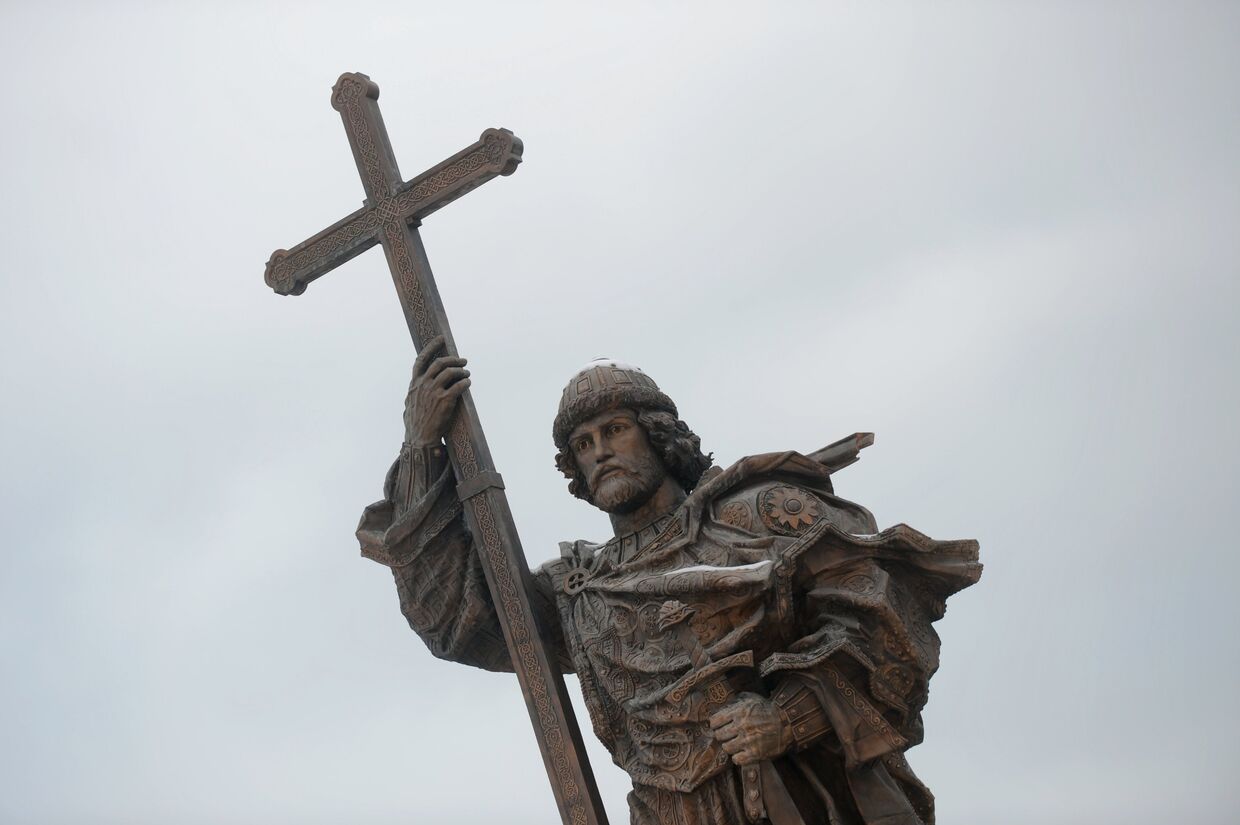 Памятник святому равноапостольному князю Владимиру на Боровицкой площади в Москве