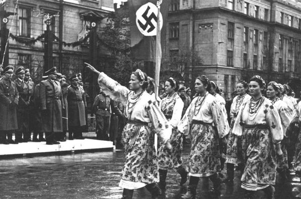 Парад украинских националистов в Станиславе (ныне Ивано-Франковск) в честь визита генерал-губернатора Польши рейхсляйтера Ганса Франка, октябрь 1941 г. Парад украинских националистов в Станиславе (ныне Ивано-Франковск) в честь визита генерал-губернатора Польши рейхсляйтера Ганса Франка, октябрь 1941 г.