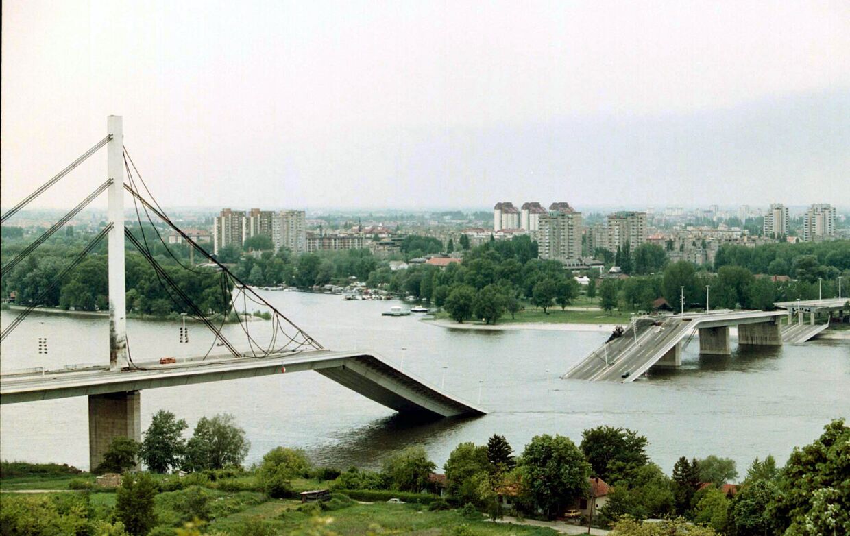Разрушенный в результате авиаударов НАТО мост в городе Нови-Сад, Югославия. Май 1999
