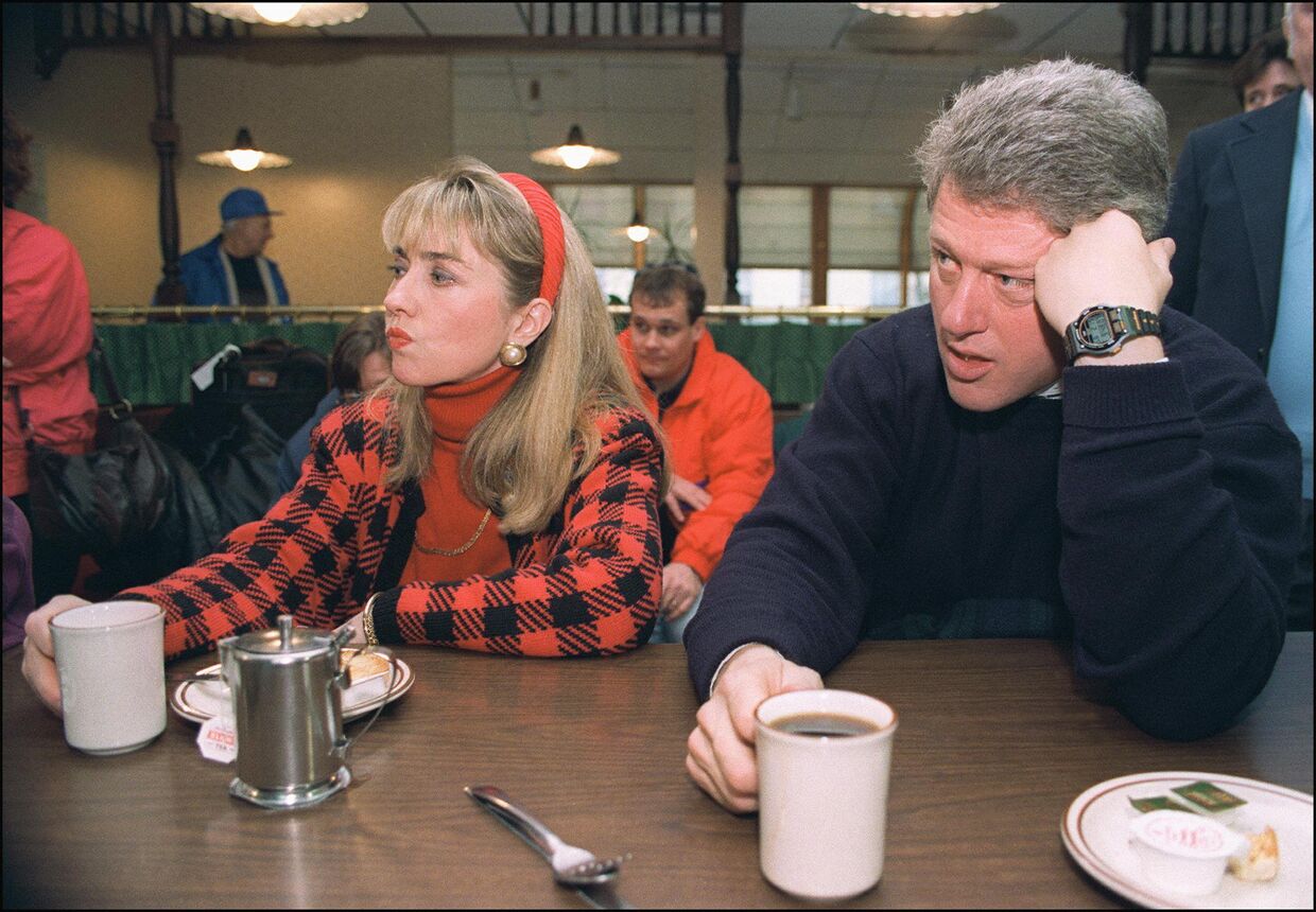 Кандидат в президенты США от Демократической партии Билл Клинтон и его жена Хиллари