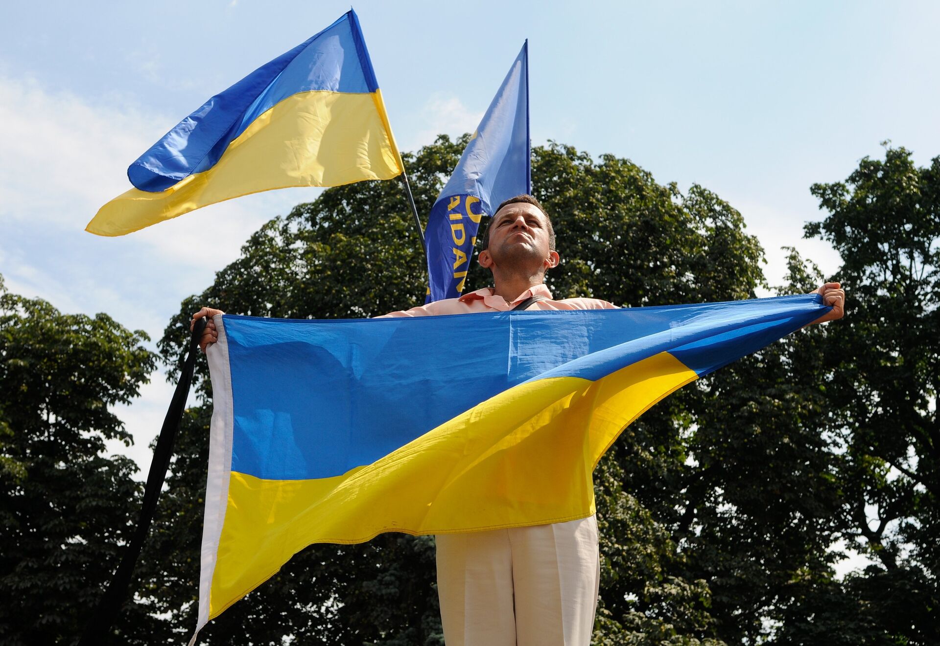 Почему украинский флаг. Флаг Украины. Современные украинцы. Украинцы с флагом. Парень с флагом Украины.