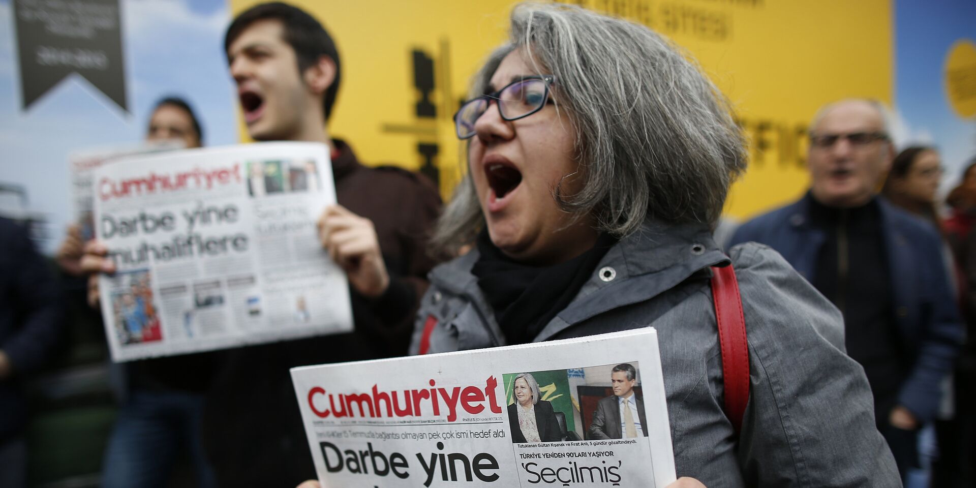 Читатели Cumhuriyet у офиса газеты в Стамбуле после ареста журналистов издания - ИноСМИ, 1920, 14.12.2022