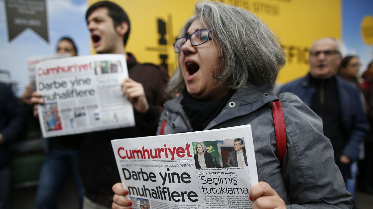 Читатели Cumhuriyet у офиса газеты в Стамбуле после ареста журналистов издания