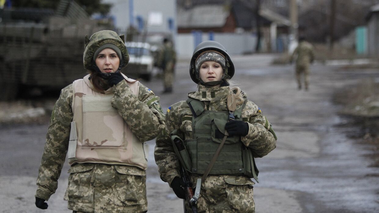 Женщины из украинской армии в селе Дебальцево