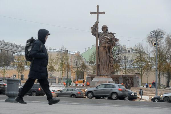 Памятник святому равноапостольному князю Владимиру на Боровицкой площади в Москве Памятник святому равноапостольному князю Владимиру на Боровицкой площади в Москве