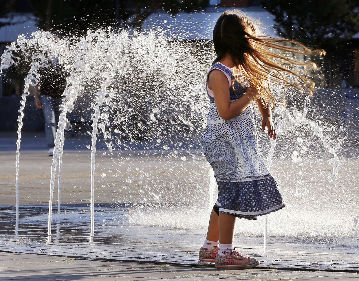 Девочка играт в фонтане во Франкфурте