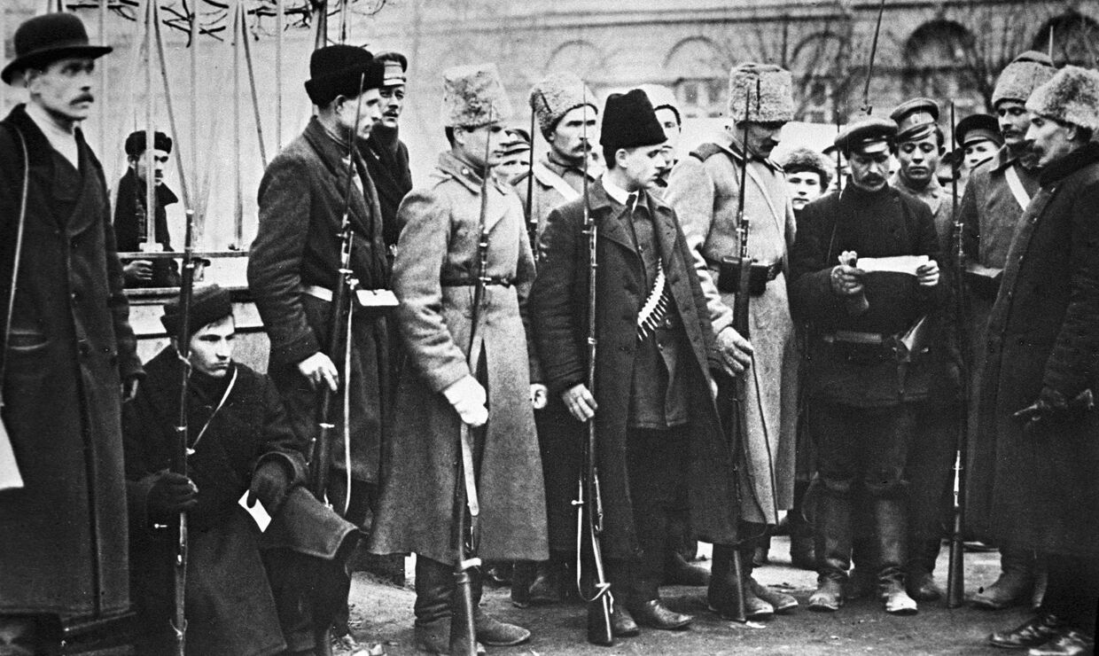 Революционные солдаты в Петрограде. Октябрьская революция. 1917 год