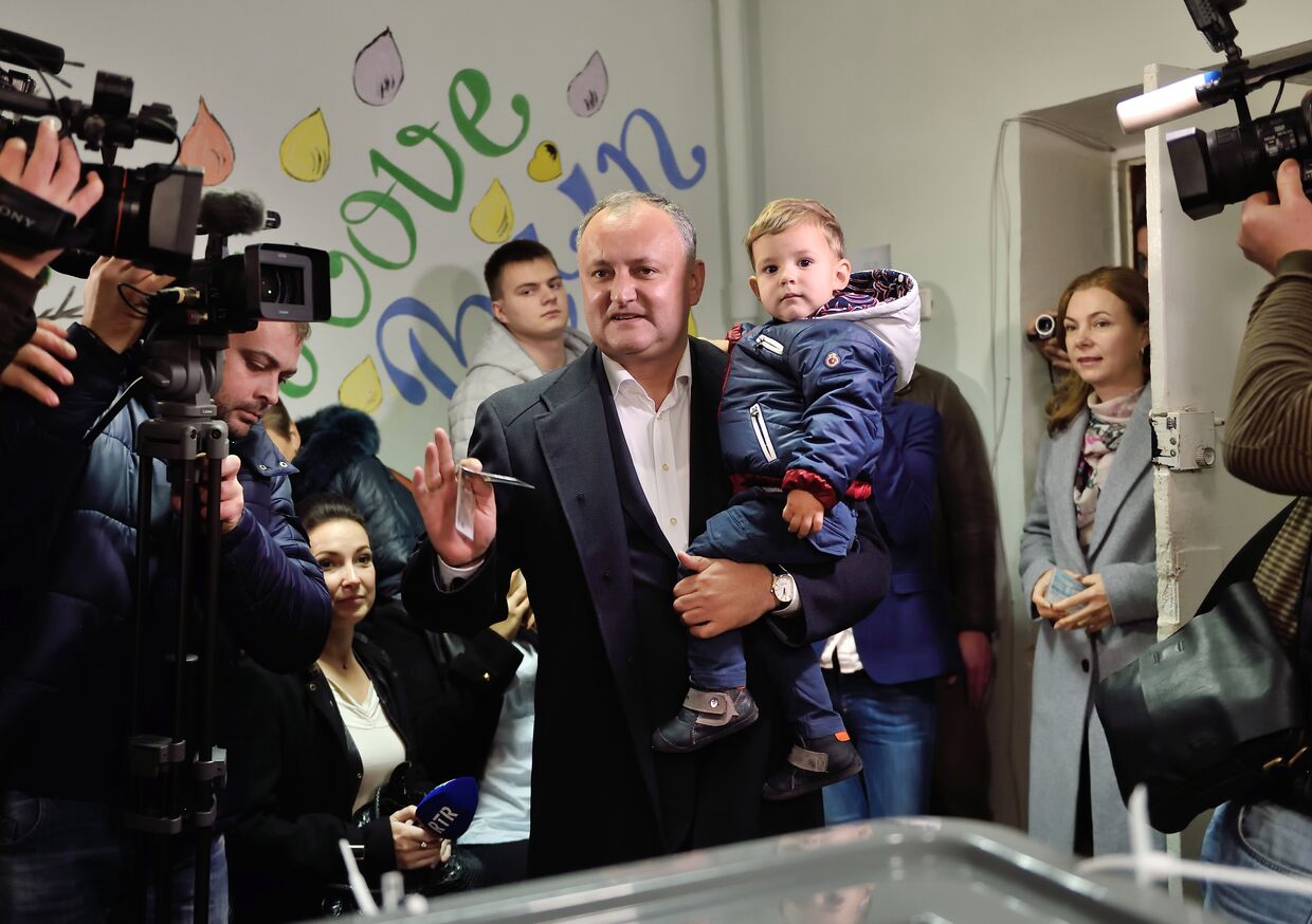Лидер социалистов Молдовы Игорь Додон на президентских выборах в Кишиневе