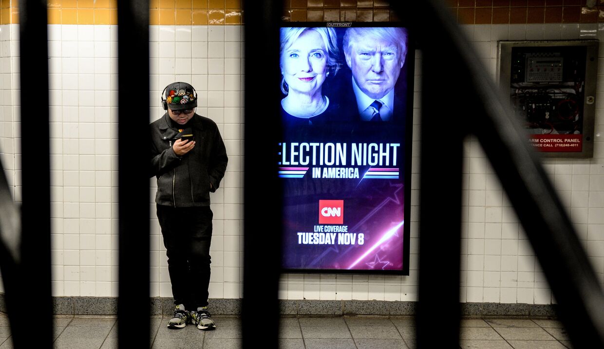 Плакат с анонсом прямой трансляции выборов президента США на станции метро Нью-Йорка