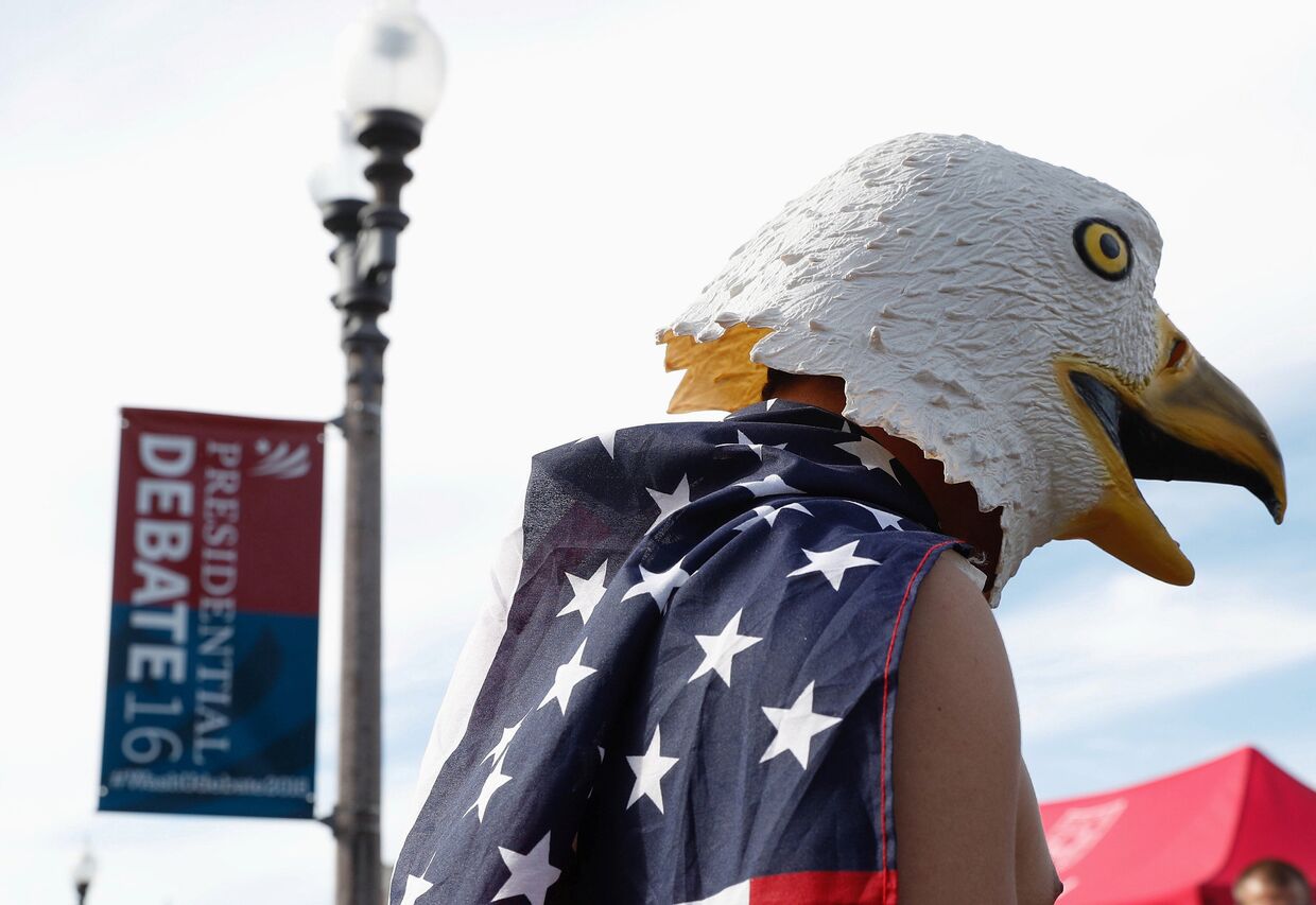 Человек в маске орла во время президентских дебатов США