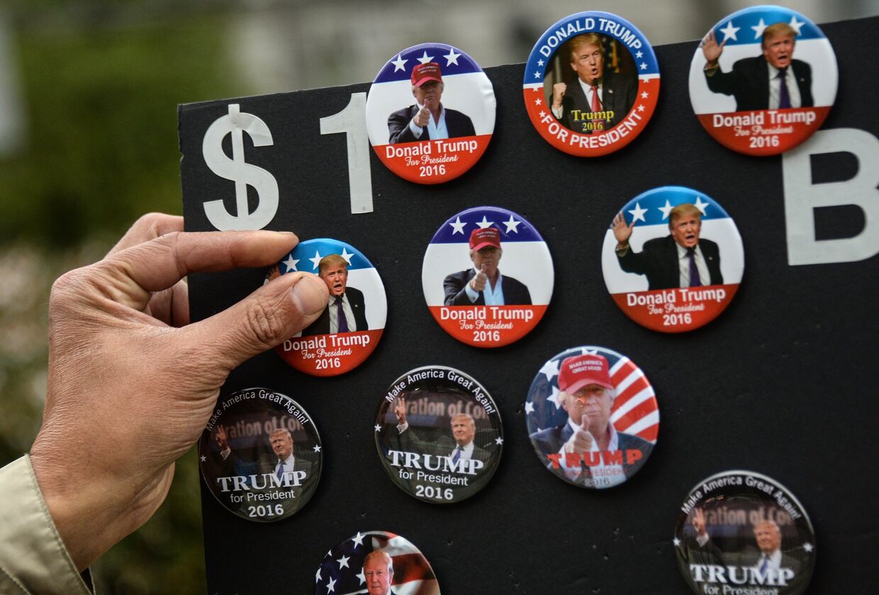 Продажа значков с изображением кандидата в президенты США от Республиканской партии Дональда Трампа в Нью-Йорке