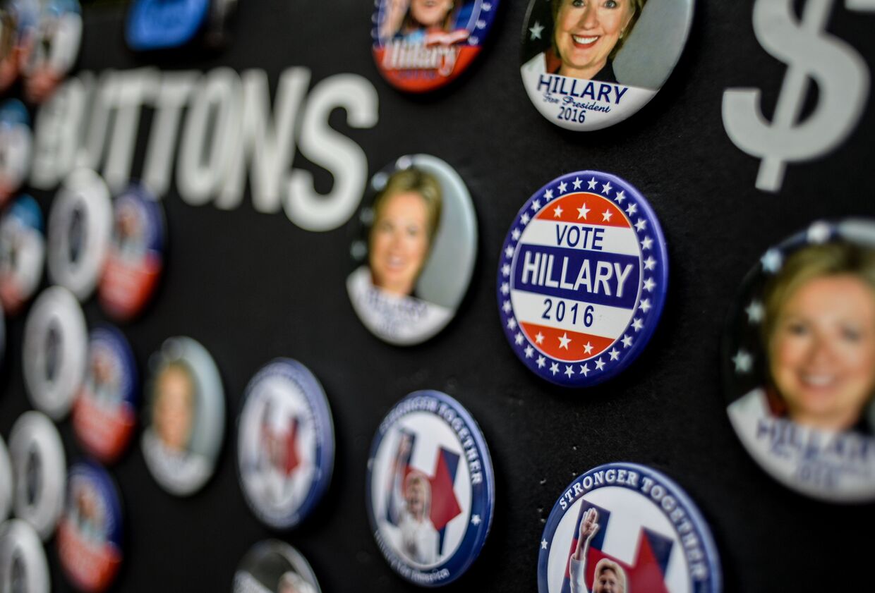 Продажа значков с изображением кандидата в президенты США от Демократической партии Хиллари Клинтон в Нью-Йорке