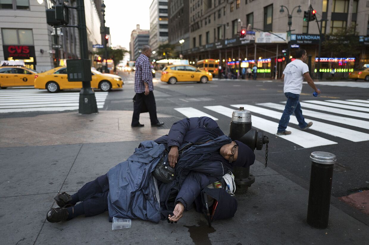 Бездомный на одной из улиц Нью-Йорка
