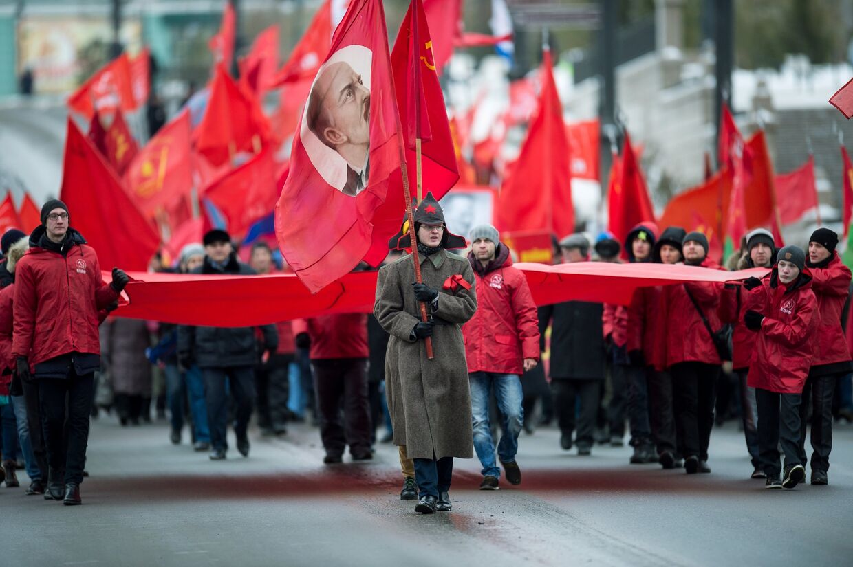 Участники шествия в Омске, посвященного 99-й годовщине Великой Октябрьской революции