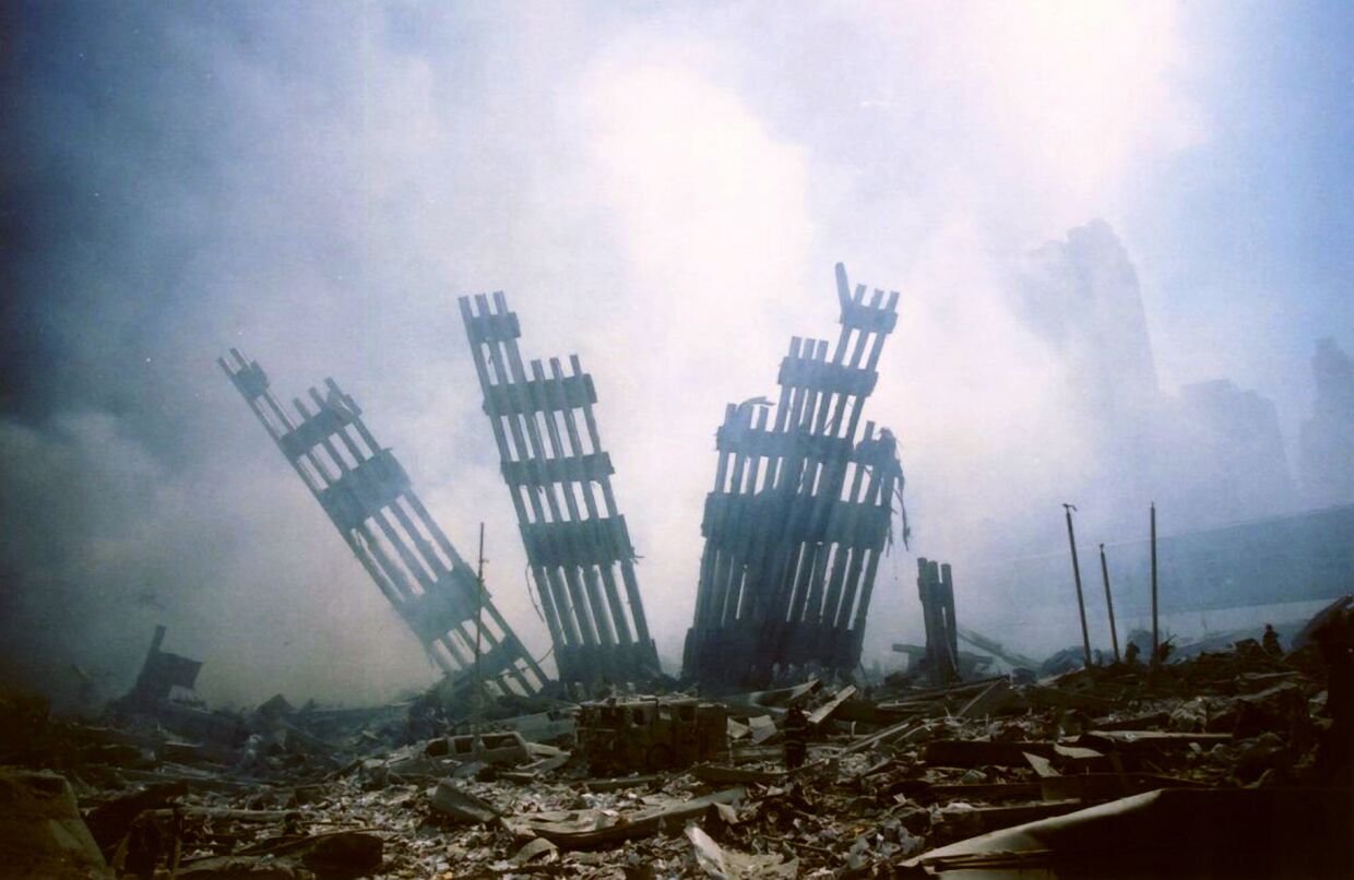 Обломки рухнувшей башни Всемирного торгового центра в Нью-Йорке. 11 сентября 2001 года
