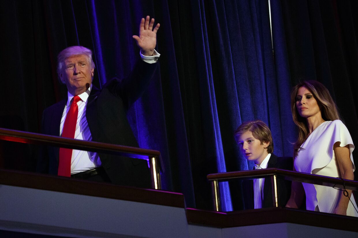 Избранный президент США Дональд Трамп с супругой Меланьей и сыном Барроном перед выступлением в Нью-Йорке